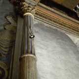 L�altare � confinato da una cornice, anch�essa in legno, ornata da due angeli in evidente stato di gravidanza, avvalorando cos� la devozione alla santa, protettrice delle partorienti, ma anche la volont� di rinascita demografica del paese